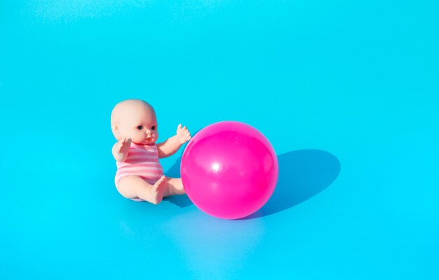 Niño jugando con globo rosa