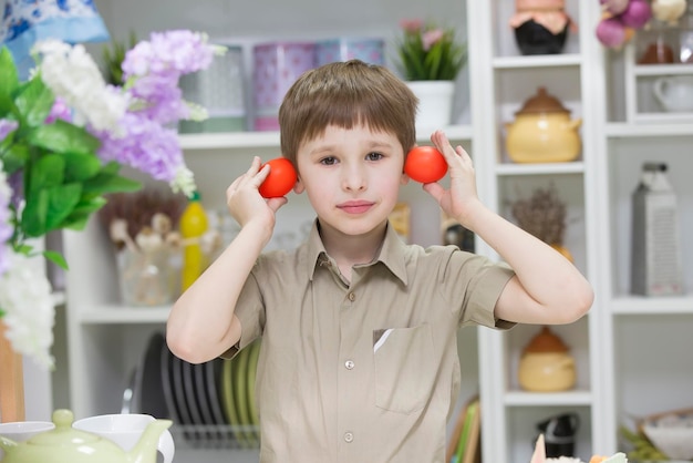 Niño jugando con huevos de Pascua