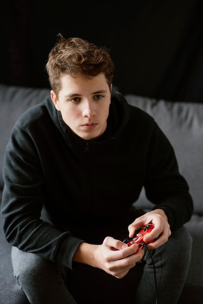 Niño jugando con joystick