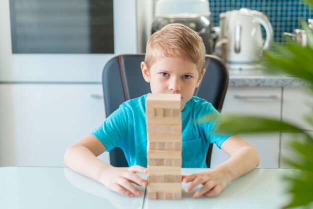 Niño jugando con un juego ecológico de madera