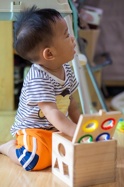 Foto niño jugando con juguete en casa