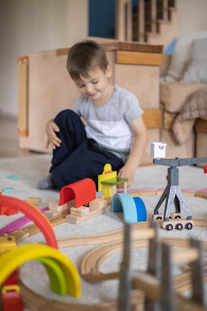 Niño jugando con un juguete.