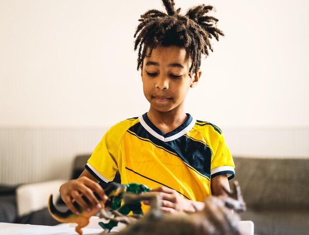 Niño jugando con juguetes en casa