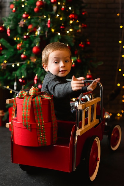 Foto niño jugando con juguetes de navidad