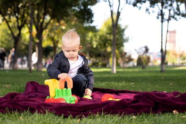 niño jugando juguetes en el parque