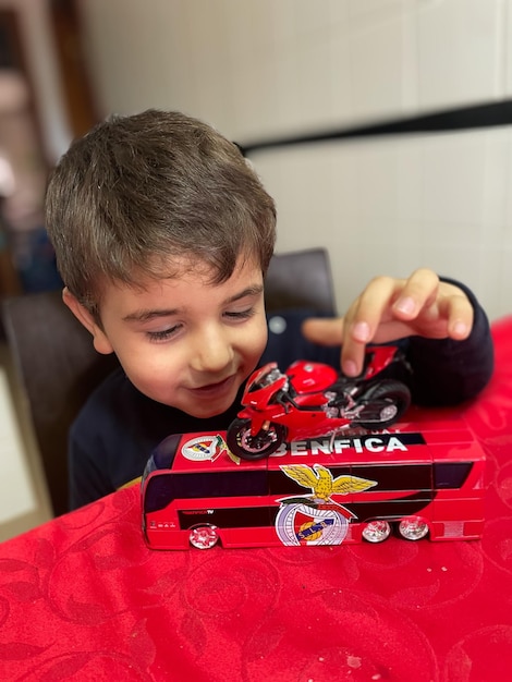 Foto niño jugando con juguetes