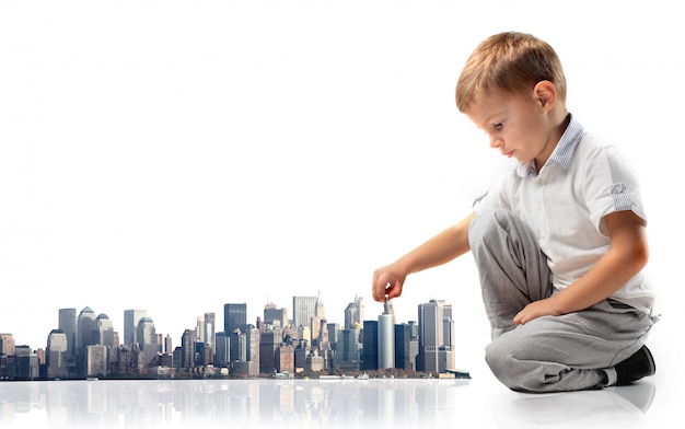 Niño jugando con una maqueta de la ciudad