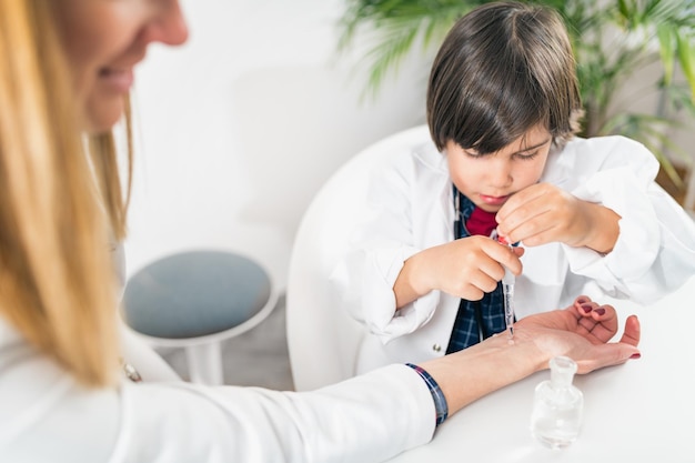 Niño jugando a un médico en el consultorio médico