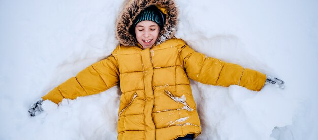 niño jugando con nieve