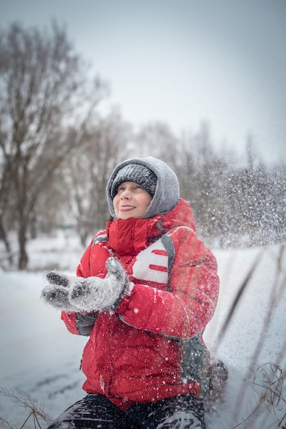 niño jugando con nieve