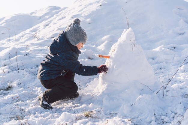 Niño jugando con nieve