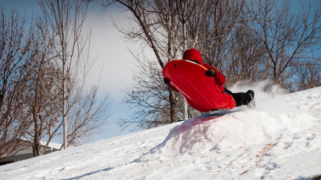 Un niño jugando en la nieve.