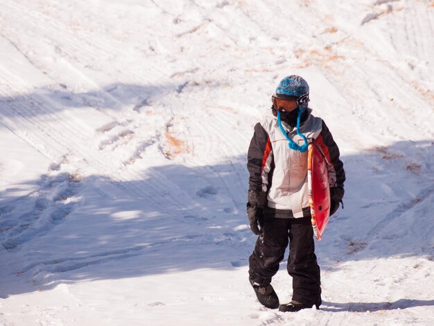 Un niño jugando en la nieve.