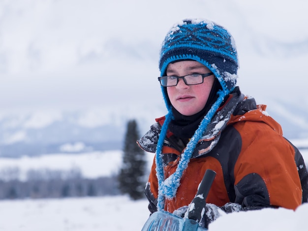 Un niño jugando en la nieve.