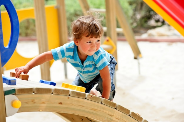 Foto niño jugando en el parque con efecto instagram