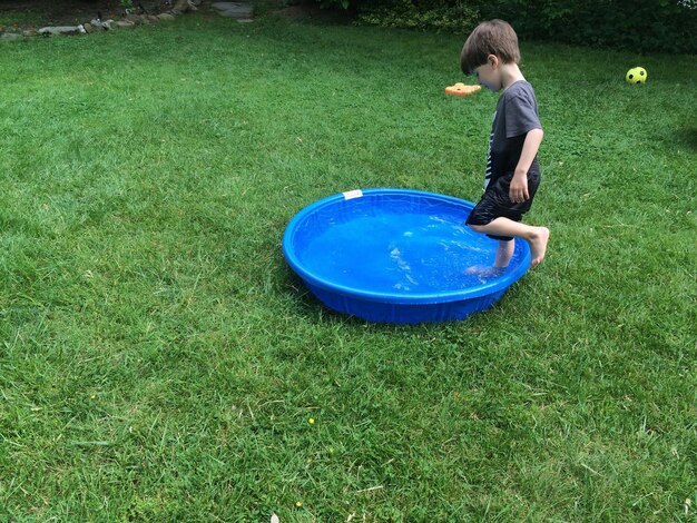 Niño jugando en el parque