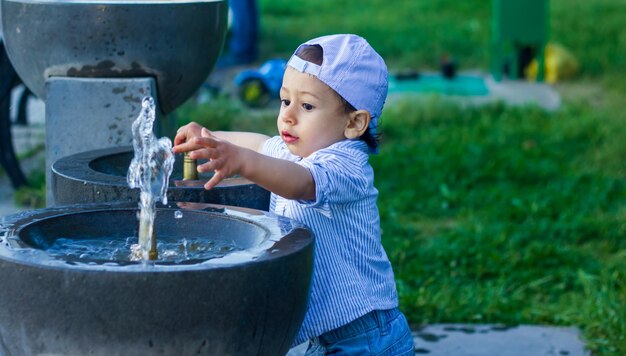 el niño jugando en el parque