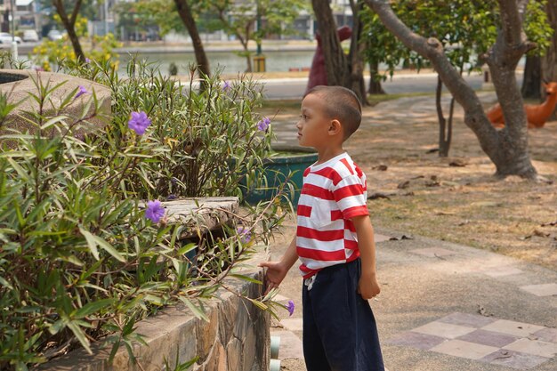 Niño jugando en el patio de recreo en el parque