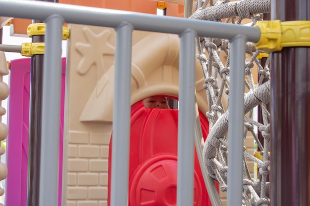 Foto niño jugando en el patio de recreo