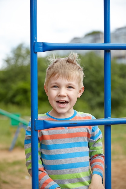 Niño jugando en un patio de recreo