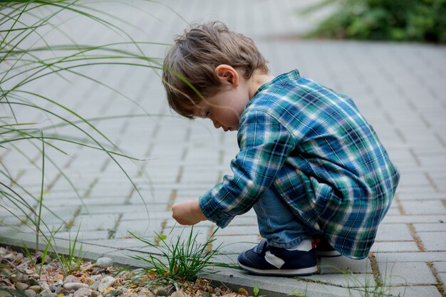 Niño jugando en el patio