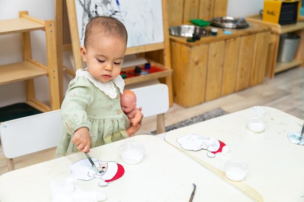 Niño jugando con pegamento líquido