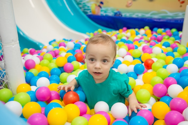 Niño jugando con pelotas