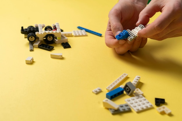 Un niño jugando con piezas de constructor de juguetes educación y aprendizaje.