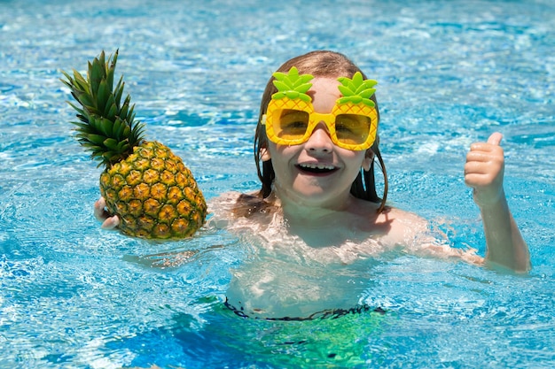 Niño jugando en la piscina Actividad de verano para niños