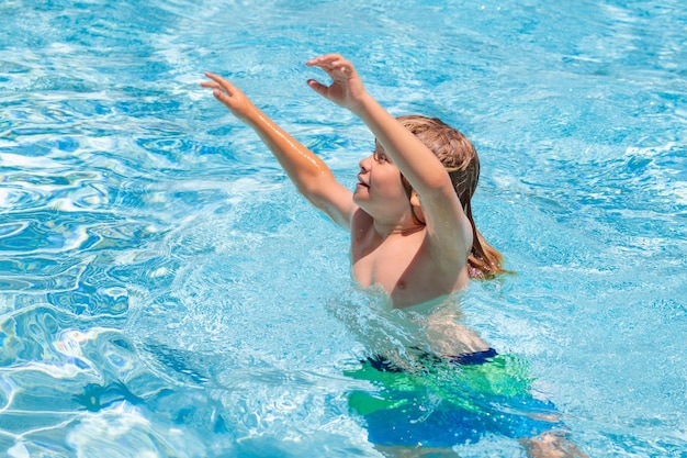 Niño jugando en la piscina concepto de vacaciones de verano retrato de niños de verano en agua de mar en la playa