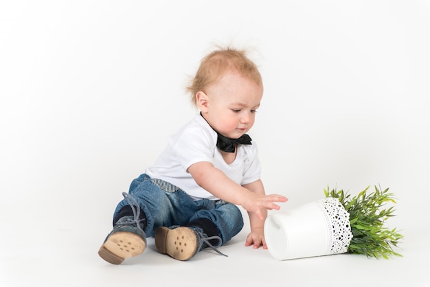 Niño jugando con una planta