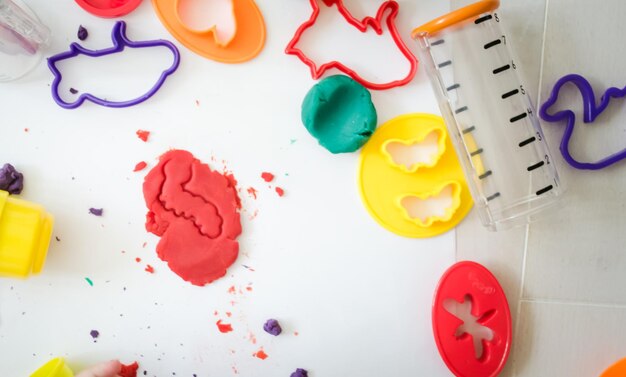 Foto un niño está jugando con plastilina de colores en el jardín de infantes.