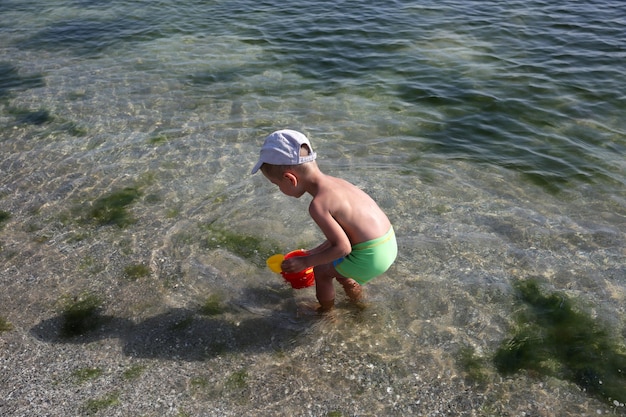 Niño jugando en la playa del mar