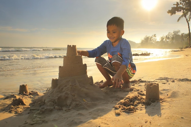 Un niño jugando en una playa soleada y feliz