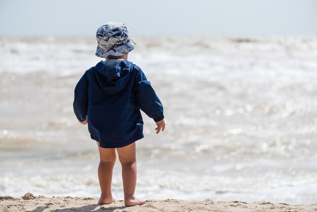 Niño jugando en la playa solo