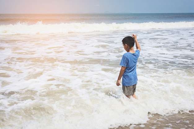 Niño jugando en la playa