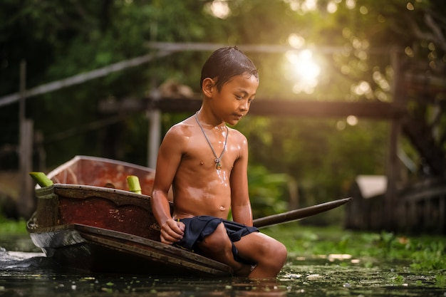 Niño jugando en el rio