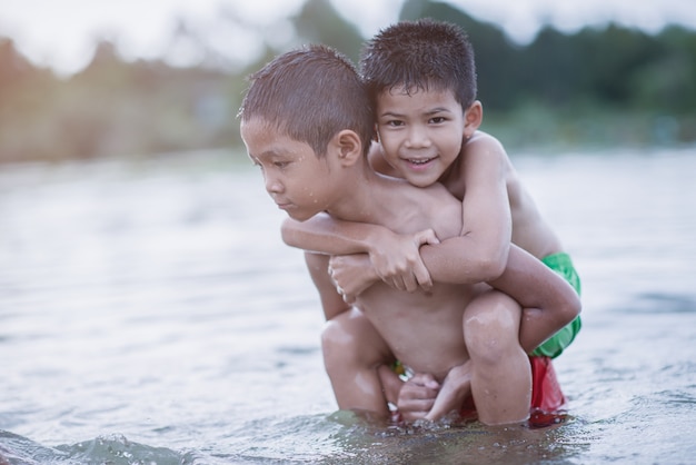 Niño jugando en el río