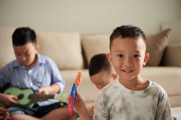 Niño jugando rompecabezas del alfabeto