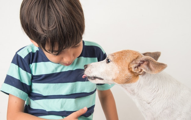 Niño jugando con su amigo perro jack russel