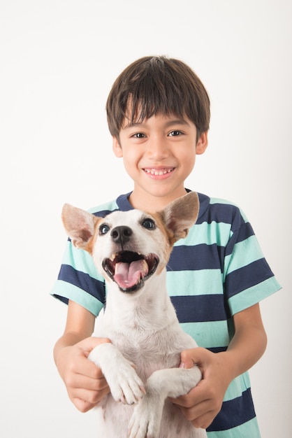 Niño jugando con su amigo perro jack russel