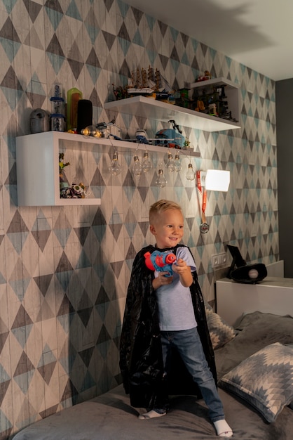 Foto niño jugando en su habitación