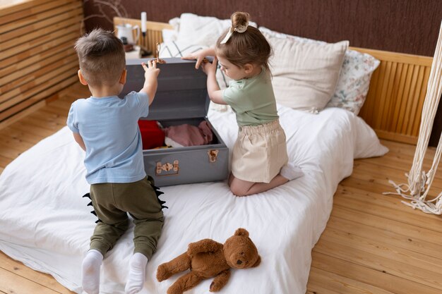 Foto niño jugando en su habitación