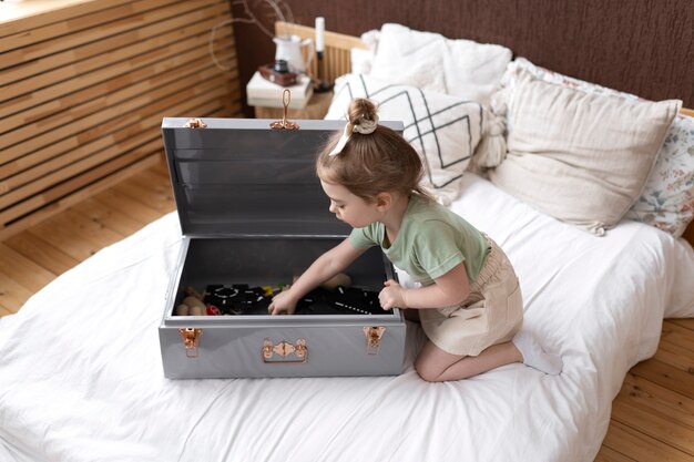 Foto niño jugando en su habitación