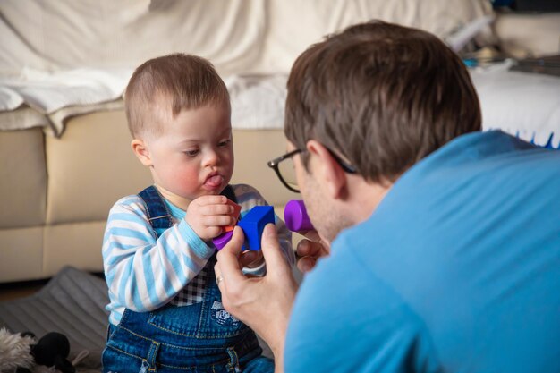 Foto niño jugando con su padre en casa