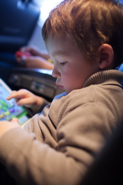 Niño jugando en una tableta