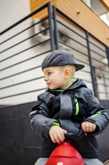 Un niño jugando con triciclo en exterior urbano