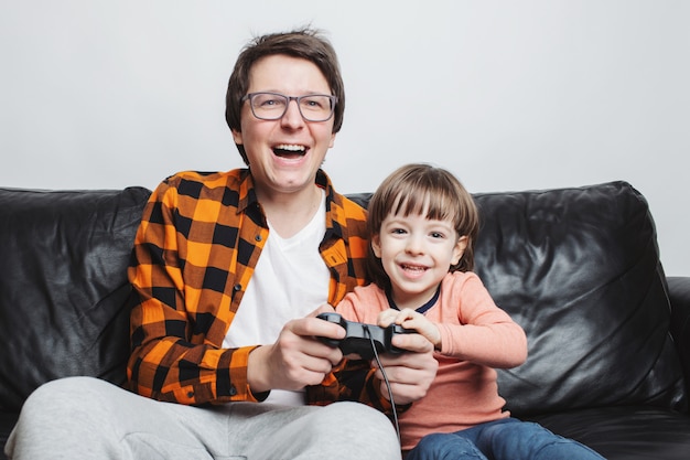 Un niño jugando videojuegos con papá.