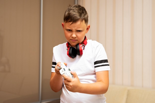 Niño jugando videojuegos y sosteniendo el joystick.