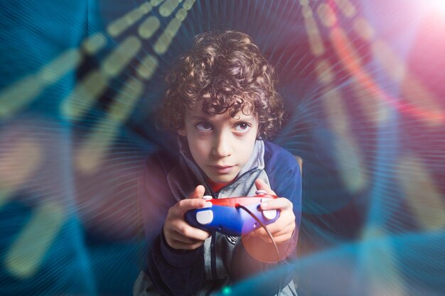 Foto niño jugando a videojuegos.